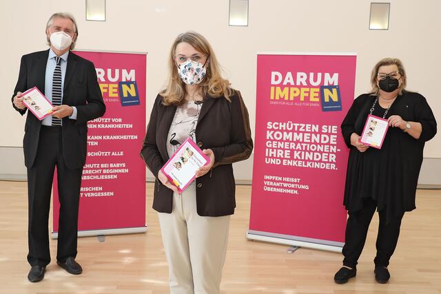Karl Zwiauer, Mitglied des nationalen Impfgremiums, Gesundheitslandesrätin Ulrike Königsberger-Ludwig und Sanitätsdirektorin Irmgard Lechner.