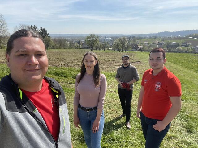 Thomas Antlinger, Katharina Sperz, Dietmar Groiss und Moritz Pöllmann beim Wandern in Aschach an der Donau. | Foto: SPÖ