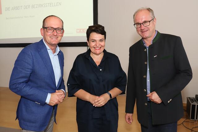 Erst im November 2020 wurde Ulrike Steinmaßl mit der WKOÖ-Wirtschaftsmedaille ausgezeichnet. v. l.: Gerals Silberhumer, Ulrike Steinmaßl, Günther Baschinger. | Foto: Andreas Maringer