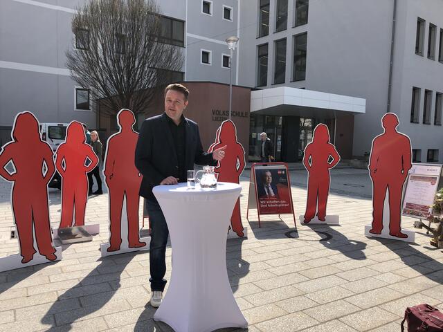 Mario Lindner inmitten der 50 Pappfiguren in Menschenform. Ein Aufsteller steht dabei sinnbildlich für 1.000 Arbeitslose in der Steiermark.