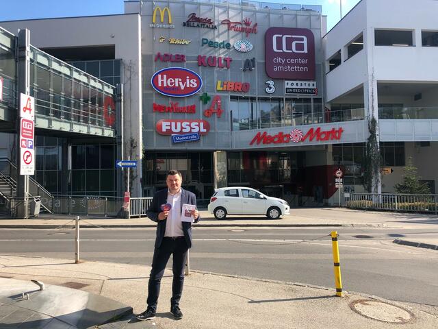 Centerleiter Hannes Grubner vor dem CCA. | Foto: City Center Amstetten