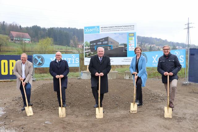 Beim Spatenstich: Bernd Osprian, Otto Kresch, Hermann Schützenhöfer, Barbara Eibinger-Miedl und Josef Herk | Foto: XeNTiS