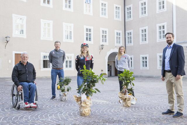 Ehrung Nordische WM im Bild: LSO Geschäftsführer Walter Pfaller, Simon Eder, Chiara Hölzl, Marita Kramer, Landesrat Stefan Schnöll | Foto: Land Salzburg/Neumayr/Leopold