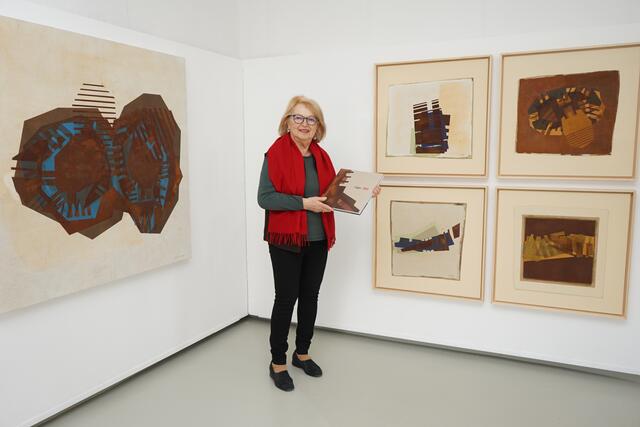 Marija Šikoronja vor der aktuellen Ausstellung von Heimo Raab