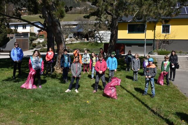 Volksschulkinder bei der Frühjahrsputzaktion "Saubere Steiermark" in der Marktgemeinde Kammern. | Foto: KK