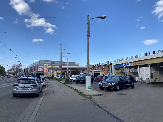 Am Parkplatz der Shell-Tankstelle in der Heiligenstädter Straße darf man nur 15 Minuten parken. Sonst gibt’s eine saftige Strafe. | Foto: Julia Schmidt
