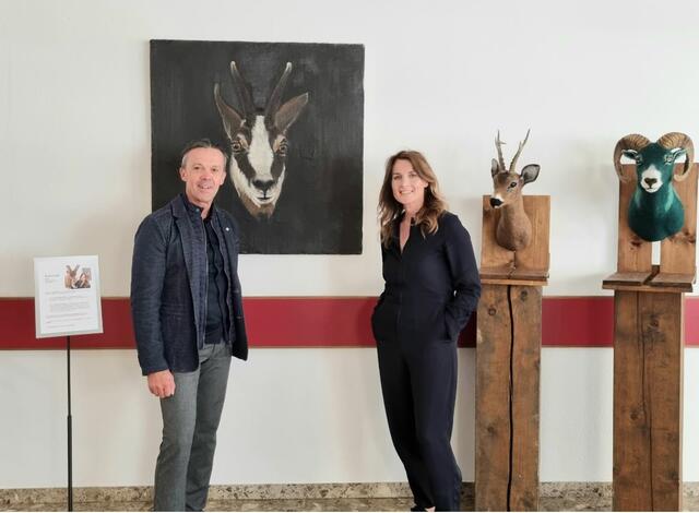 Künstlerin Marlene Partl (re.) mit WK-Bezirksstellenleiter Otmar Ladner | Foto: WK Landeck