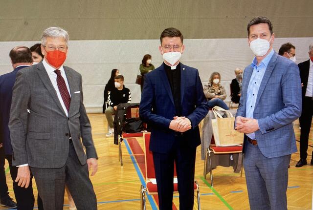 Wolfsbergs Stadtpfarrer Christoph Kranicki (Mitte) und Landesrat Daniel Fellner (rechts) mit Landeshauptmann Peter Kaiser | Foto: Gutschi