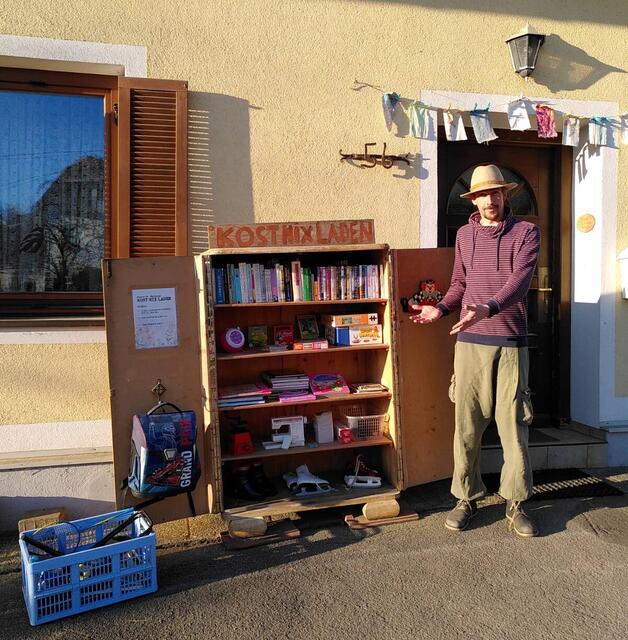Jubiläum: St. Mareins Vizebürgermeister Christian Kayer (Die Grünen) vor seinem Kostnixladen. Die Resonanz ist groß. | Foto: KK