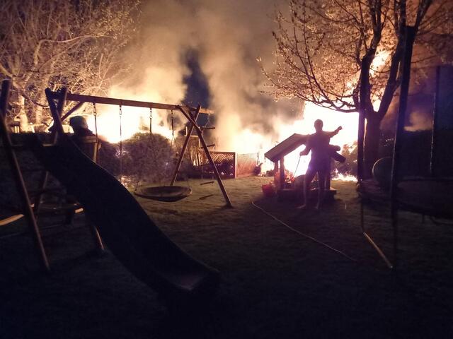 Aus bis dato unbekannten Gründen begann die Hecke zu brennen. | Foto: FF Moosham