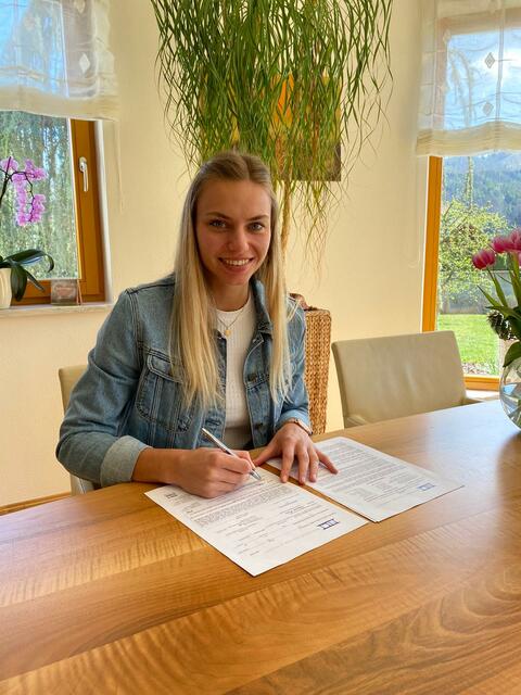 Unterschreibt den Vertrag: Anja Knoflach | Foto: KK