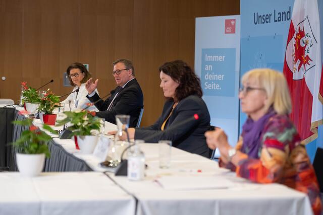LH Günther Platter, LHStv. Ingrid Felipe, Wirtschaftslandesrätin Patrizia Zoller-Frischauf (li.) und Arbeitslandesrätin Beate Palfrader (re.) die Schwerpunkte eines Maßnahmenpakets vor, das den Wirtschafts- und Arbeitsmarkstandort Tirol zusätzlich beleben soll.