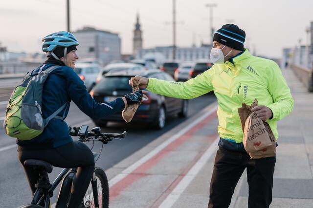 Im Zuge der Aktion "Oberösterreich radelt" wurden 300 Radfahrer auf der Nibelungenbrücke mit einem Frühstückssackerl überrascht. | Foto: Klimabündnis OÖ