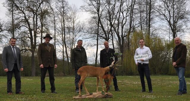 Innungsmeister W. Mandl, Fleischer und Jagdgesellschafter Th. Reisinger, Bezirksjägermeister E. Zeilinger, Landesjägermeister H. Sieghartsleitner, Fleischer Chr. Derntl, Sprecher der ARGE Wildbret Linz Land  S. Nöbauer, stehen für eine gemeinsame Sache. | Foto: Wildbret