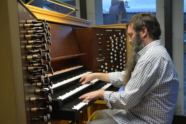 Der New Yorker Jazz-Pianist Jamie Saft kam auf Einladung des "Klangfarben Kulturvereins" im Februar 2019 nach Kufstein und nutzte die Gelegenheit, die größte Freiluftorgel der Welt zum Klingen zu bringen. | Foto: Noggler/BB Archiv
