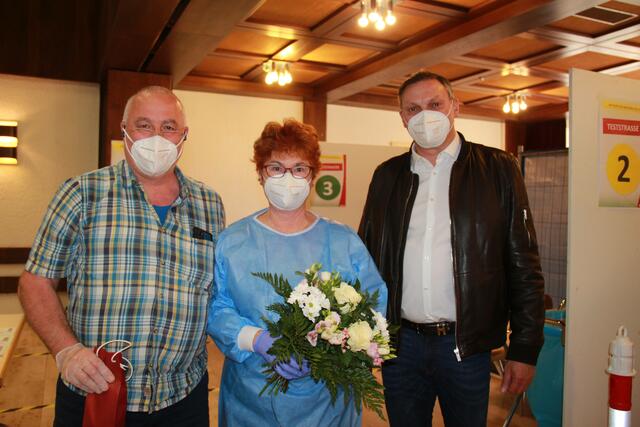 Das Ehepaar Werenka gemeinsam mit Bürgermeister Manfred Baumberger. | Foto: Stadtgemeinde Ansfelden