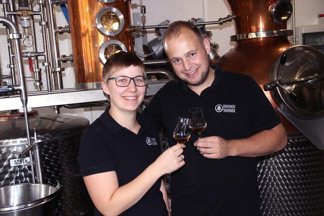 Mario und Monika Thauerböck in ihrer BioBrennerei.  | Foto: Karl Kern