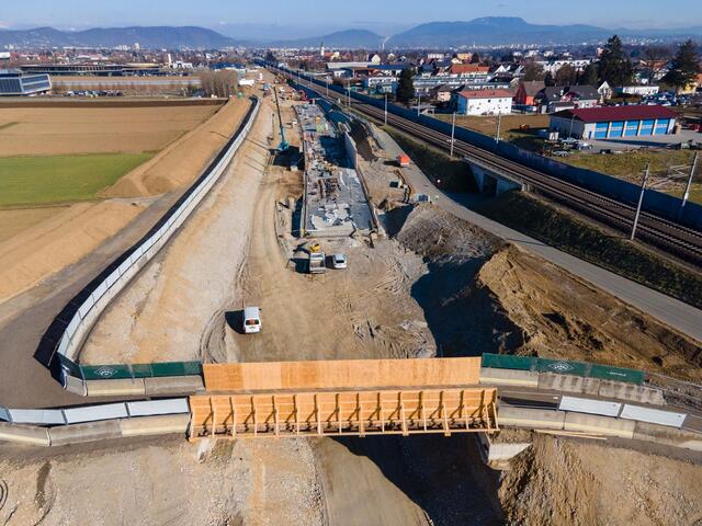 Die Unterflurtrasse der Koralmbahn im Bereich Feldkirchen ist bereits zu erkennen. Ab Dienstag erfolgt die Sperre der B67 im Bereich Flughafen. | Foto: ÖBB/Zenz