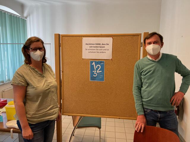 Tanja Berghold, Angestellte im Labor Dr. Berghold für medizinische Diagnostik in Graz, und Übelbachs Bürgermeister Markus Windisch | Foto: Gemeinde