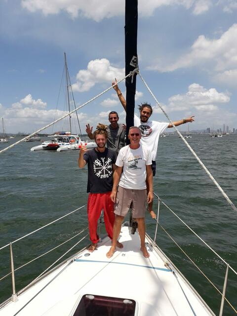 Die Crew des Segelboots vor Panama. | Foto: Privat