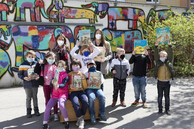 Eine Bücherkiste ist eine Schatzkiste für lesehungrige Kids. Claudia Skopal hat eine neue Bücherkiste in die Volksschule Hafnerplatz geliefert, und die Kinder der Vorschulklasse mit Padagogin Anna Sajovic haben die Schätze sofort gehoben