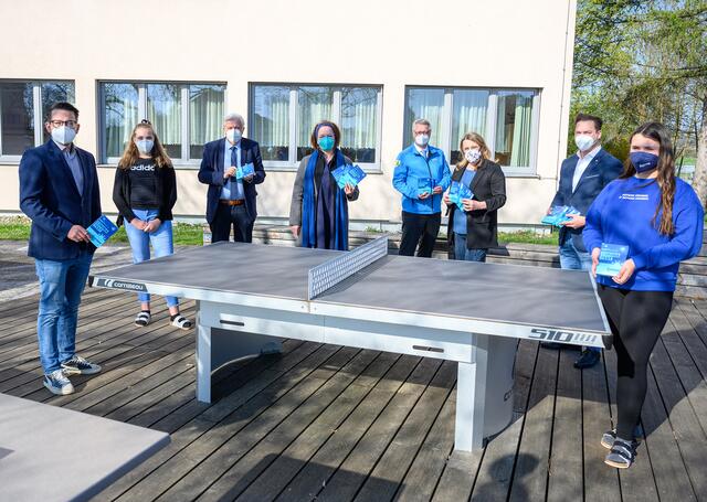 Direktor Michael Lahnsteiner (Mittelschule Pottenbrunn), Bildungsdirektor Johann Heuras, Bildungs-Landesrätin Christiane Teschl-Hofmeister, Landtagsabgeordneter Christoph Kainz (Präsident des Niederösterreichischen Zivilschutzverbandes), Gesundheits-Landesrätin Ulrike Königsberger-Ludwig, Landtagsabgeordneter Bernhard Heinreichsberger (Vorsitzender des NÖ Jugendrats) mit Schülerinnen der Mittelschule Pottenbrunn beim Testen im Schulhof | Foto: NLK Burchhart
