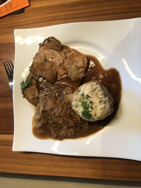 SChweinsbraten, Sauerkraut, Knödel, gute Qualität, große Portion, toller Preis. | Foto: Genussspecht