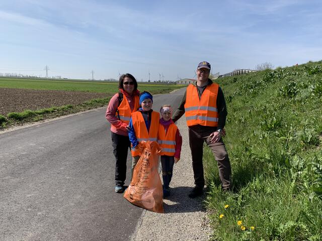 Sandra, Matthias, Rebecca und Martin Almstädter bei der Flurreinigung  | Foto: Almstädter