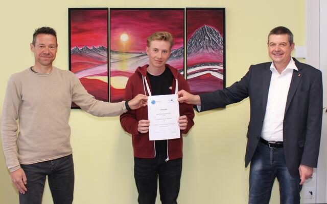 Moritz Kaplenig (Mitte) gewann die HTL-interne Wertung, Prof. Geza Herbst (li) und Dir. Wilfried Lercher (re) gratulierten | Foto: HTL Pinkafeld