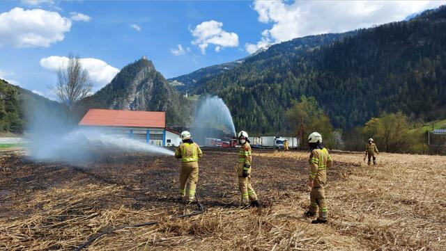 In Zams kam es am Dienstag, den 27. April 2021 zu einem Flächenbrand. | Foto: ZOOM.TIROL