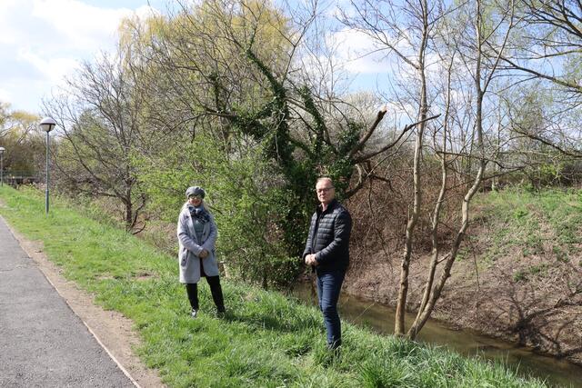 Anrainerin Grazyna Millard verhinderte mit Grünen-Gemeinderat Peter Loy schlimmeres entlang der Bachpromenade.