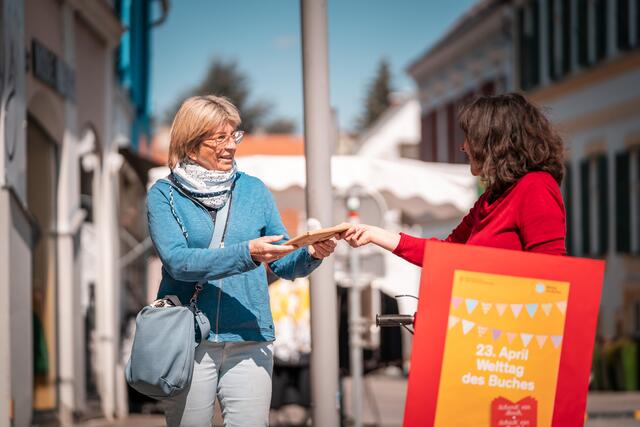 Viele waren über das unerwartete Geschenk der Buchhandlung Plautz überrascht und erfreut.
