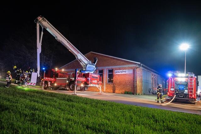 Die Feuerwehren konnten das Feuer im hinteren Hallenbereich lokalisieren und nach rund einer halben Stunde unter Kontrolle bringen und somit eine Ausbreitung verhindern.  | Foto: fotokerschi.at/Kerschbaummayr