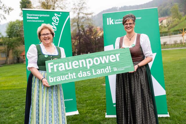 Die scheidende Landesbäuerin Gusti Maier (li.) mit ihrer Nachfolgerin Viktoria Brandner | Foto: LK STMK/Alexander Danner