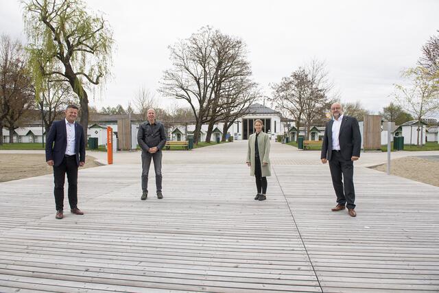 Klagenfurts Bürgermeister Christian Scheider freut sich gemeinsam mit STW-Bäder-Chef Gerald Knes, seiner Stellvertreterin Melanie Edlinger und STW-Vorstand Erwin Smole auf die bevorstehende Bäder-Saison. | Foto: Helge Bauer