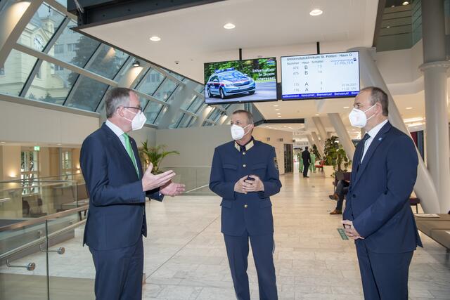 LH-Stellvertreter Stephan Pernkopf, NÖ Landespolizeidirektor Franz Popp, Vorstand der NÖ Landesgesundheitsagentur Konrad Kogler im Universitätsklinikum St. Pölten | Foto: Robert Herbst