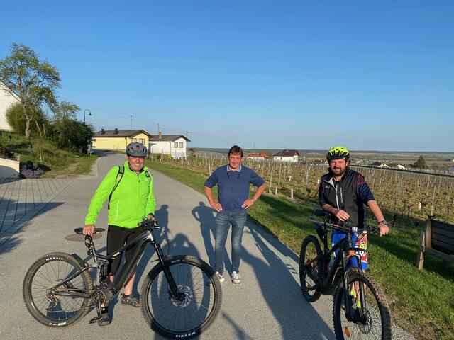 Georg Rosner und Hans Unger waren mit den Bikes bei Bgm. Franz Wachter in Deutsch Schützen. | Foto: ÖVP Bezirk Oberwart