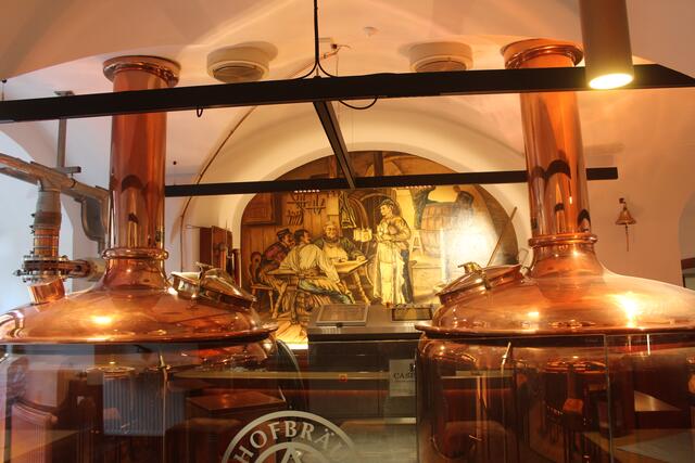 Das Wandgemälde kommt durch die neue Beleuchtung besser zur Geltung. Aus den Kupferkesseln kommt das frische Bier. | Foto: Johanna Janisch