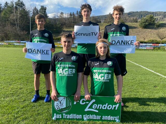 Dankbare Jung-Kicker: Simon Hinteregger, Sandro Morgenstern, Philip Perfler, Adrian Krainer und Yannick Brandner von der U15 bzw. U17 des FC Lendorf