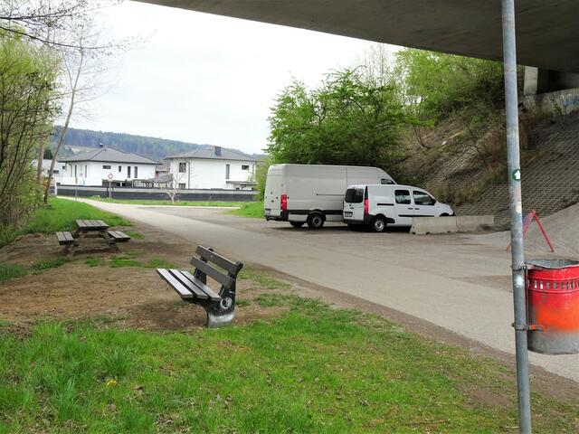 Der Rastplatz ist durch die Autobahnbrücke überdacht und außerdem bequem mit einem LKW erreichbar, also ideal um eine mobile WC - Anlage aufzustellen und zu betreuen.
