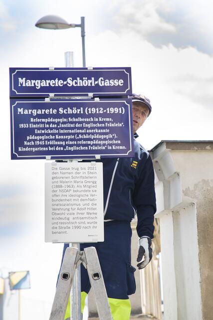 Das neue Straßenschild wurde mit einer Zusatztafel ausgestattet.