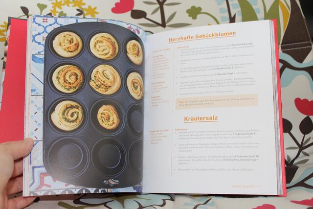 Mehr als 80 Rezepte, von Süßem bis Herzhaftem, hat Petra Reschenhofer in ihrem neuen Kochbuch "Lieblingssnacks" gesammelt.  | Foto: Bernbacher