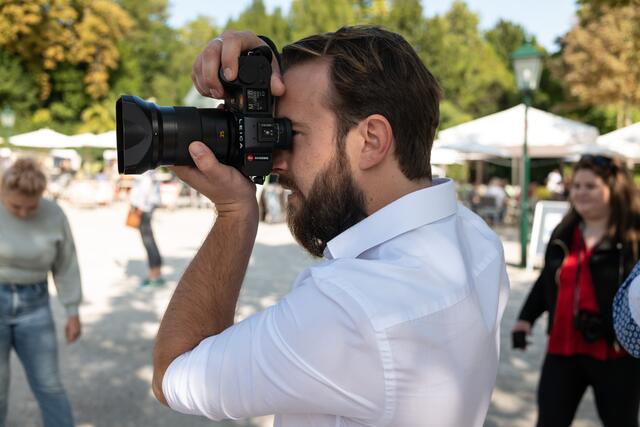 So faszinierend ist es, mit einer Leica zu fotografieren: Festivalbesucher beim Fotografieren-Entdecken | Foto: Christian Chladek - Leica Akademie Austria