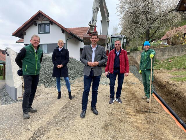 Bauleiter Bernhard Brunner, Sandra Lassnig (Gemeinde Liebenfels), LR Martin Gruber, Arnold Pacher (Bgm. Glanegg) und Straßenarbeiter Franz Bretis (v. l.).