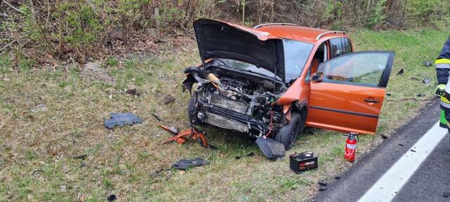 Nach dem Aufprall wurde der Pkw über die Fahrbahn der Ausfahrt geschleudert.