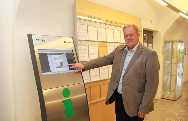 Bürgermeister Martin Treffner zieht eine positive Zwischenbilanz. Die Infos des
Bürgerinformationssystems mit dem Projektnamen „Stadtausstellung Feldkirchen – Infopoint Bezirk Feldkirchen" kann an Infopoints und über die Homepage der Stadtgemeinde Feldkirchen abgerufen werden.