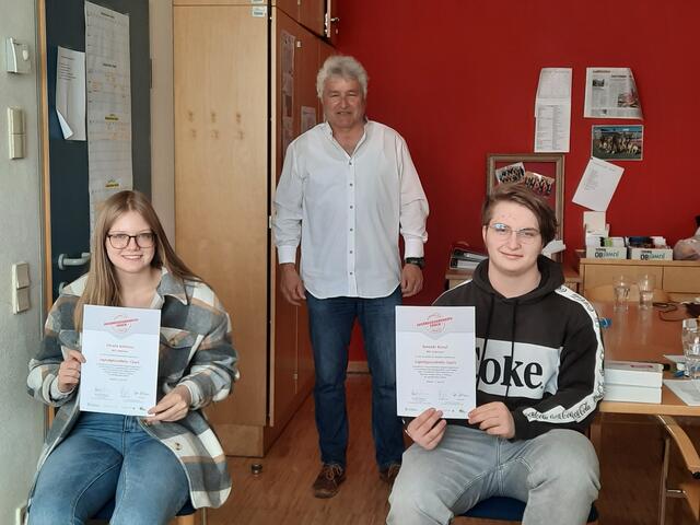 Viktoria Arztmann und Benedikt Rumpf mit Direktor Herwig Klautzer.