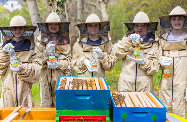 Die Schüler der Klasse 1a - Mittelschule Kobersdorf - mit ihren Bienen. Ein Projekt, das nachhaltig und zukunftsweisend ist. | Foto: Laura Jagoschütz