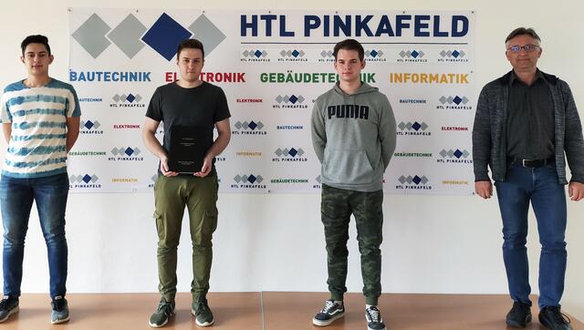 Stefan Halper, Johannes Kaufmann, Marvin Wagner und 
Betreuer Prof. Michael Petrakovits (v.l.) bei der Übergabe der Diplomarbeit 
 | Foto: HTL Pinkafeld