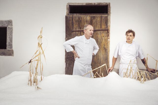 Der Mühltalhof von Philipp Rachinger (re.) wurde von den Falstaff-Testern zum zweitbesten Restaurant Oberösterreichs gekürt. Das "Fernruf7" von Helmut Rachinger (li.) erhielt ebenfalls einen Platz im Falstaff Guide und gehört zu den besten Restaurants im Bezirk. | Foto: Andreas Balon/Mühltalhof